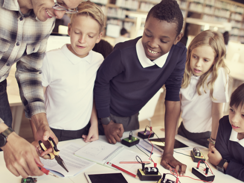 Primary students using steam resources in a lesson